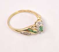 Elegant Emerald and Diamond Ring in Yellow Gold