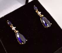 Stunning Dangling Sapphire Earrings in Yellow Gold