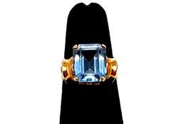 Elegant 18kt Yellow Gold Topaz Ring