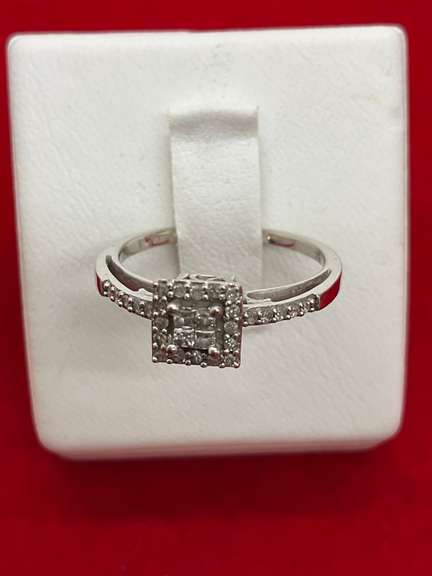 LADIES 10K WHITE GOLD AND DIAMOND RING