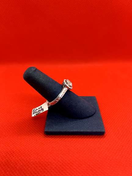 BEAUTIFUL 14K WHITE GOLD RING WITH 0.89 CARAT CENTER STONE