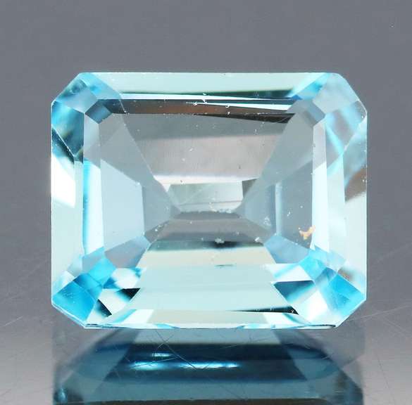 Beautiful 4.83ct emerald cut Topaz