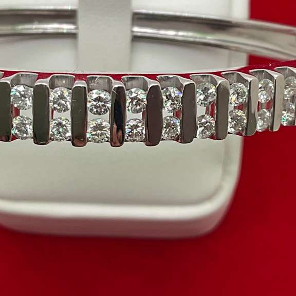 18KT WHITE GOLD DIAMOND BANGLE BRACELET.