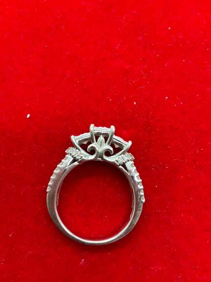LADIES 14K WHITE GOLD AND DIAMOND RING.