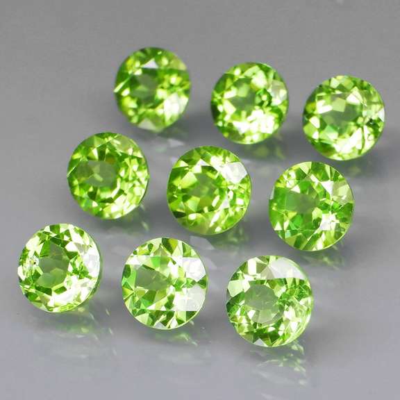 Excellent 8.26ct 6mm round cut Peridot set