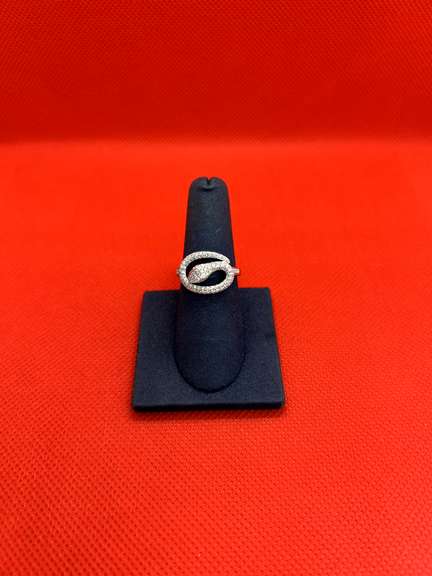 LADIES 14K WHITE GOLD RING WITH 0.68 CARAT OF DIAMOND