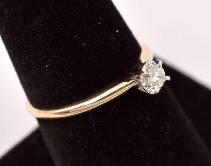 Beautiful Diamond Engagement Ring in 14K Yellow Gold