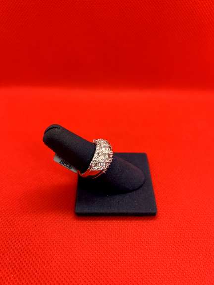 DAZZLING LADIES 14K WHITE GOLD RING WITH 2.25 CARATS OF DIAMOND