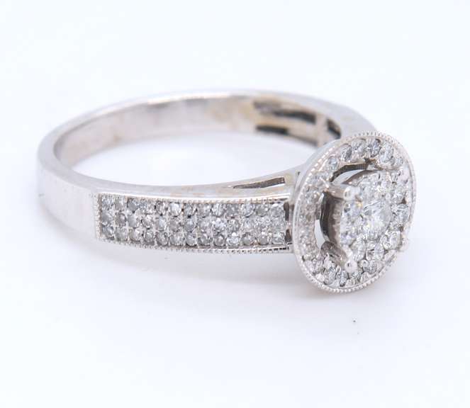 LADIES 14KT WHITE GOLD DIAMOND RING.