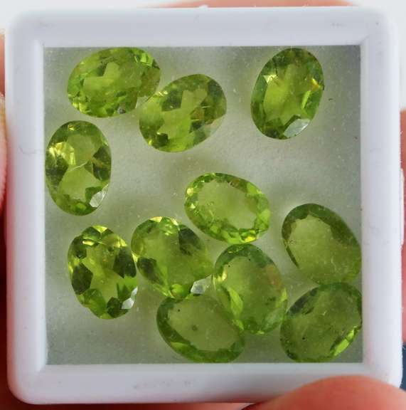 Glittering 11 piece Peridot set weighing 7.8cts