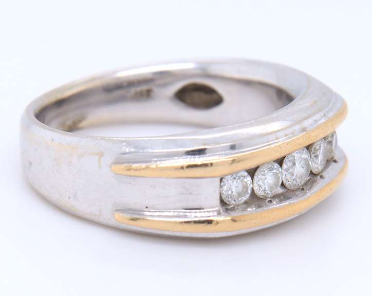 MEN'S 14K WHITE GOLD  DIAMOND BAND / RING