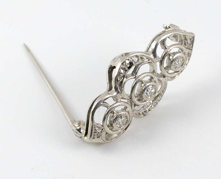 Sweet Platinum Filigree Diamond Pin