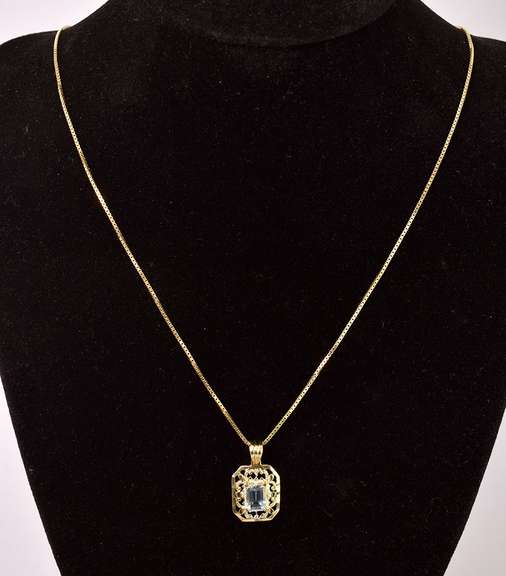 Tasteful Topaz Pendant Necklace in Yellow Gold