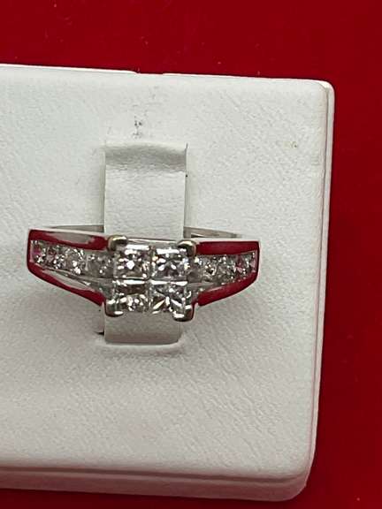 LADIES 14K WHITE GOLD AND DIAMOND RING