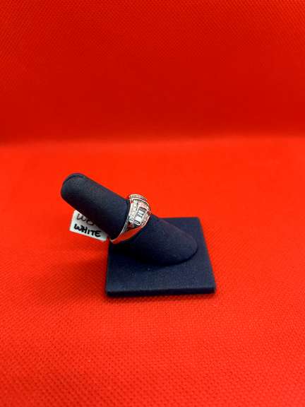 LADIES 14K WHITE GOLD RING WITH 1.05 CARAT OF DIAMOND