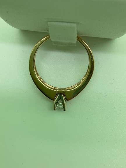 LADIES 14K YELLOW GOLD AND DIAMOND ENGAGEMENT RING