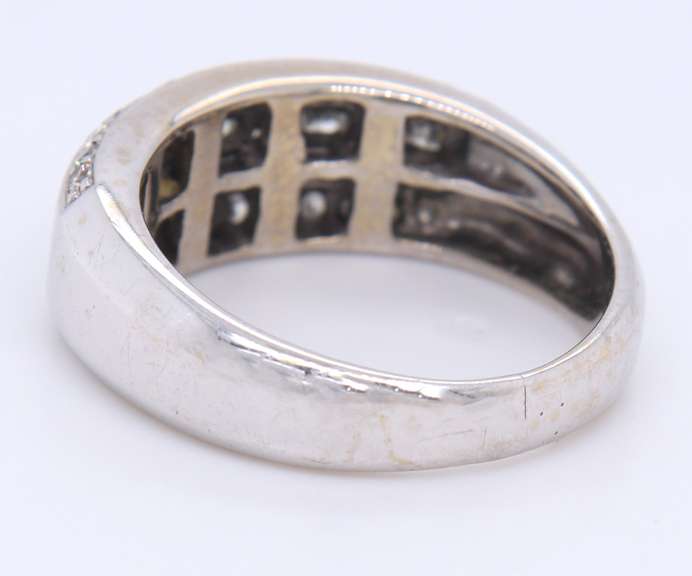 LADIES 14 KT WHITE GOLD DIAMOND BAND BY LEVIAN