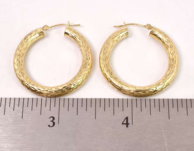Tasteful Hoop Earrings in 14K Yellow Gold