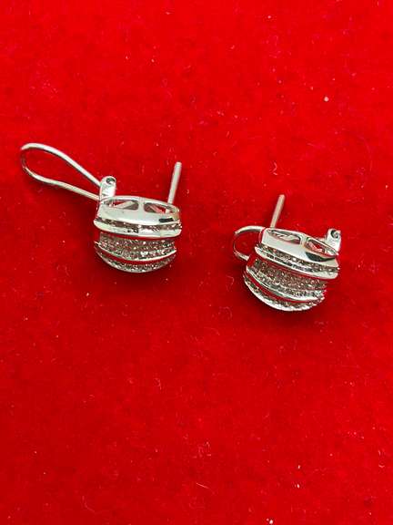 LADIES 14K WHITE GOLD AND DIAMOND STUDS EARRINGS