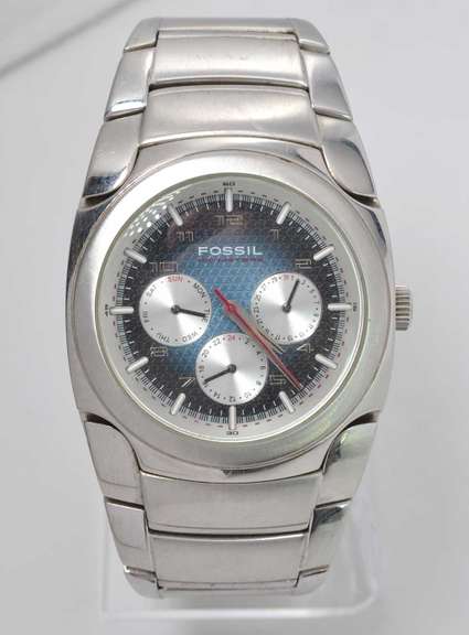 Fossil Blue Triangle Gradient Dial, Pre-Owned.