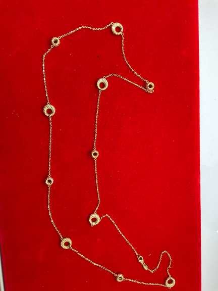 18K YELLOW GOLD STATION NECKLACE.