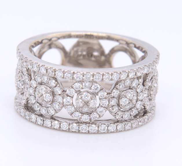 Attractive 18kt White Gold Round Brilliant Cut Diamond Band