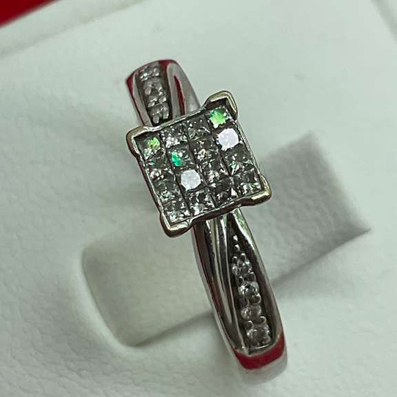 14K WHITE GOLD AND DIAMOND RING