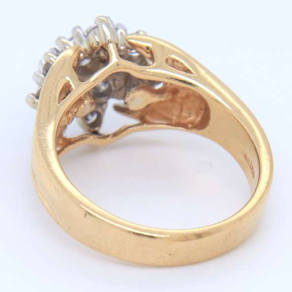 LADIES 14 KT GOLD AND DIAMOND CLUSTER RING