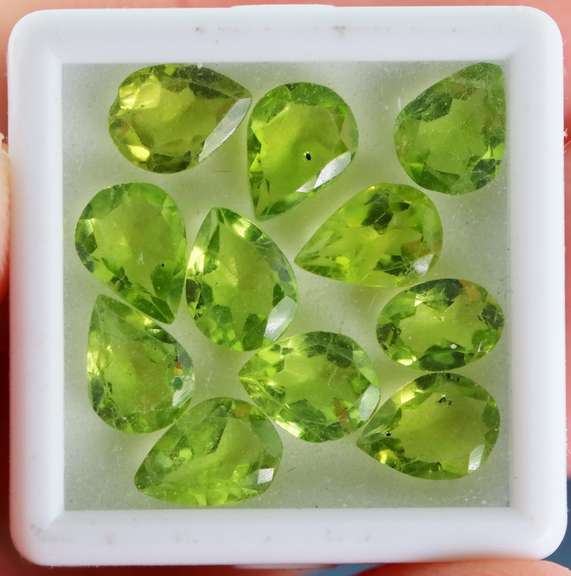 Superb 11 piece Peridot set weighing 10cts