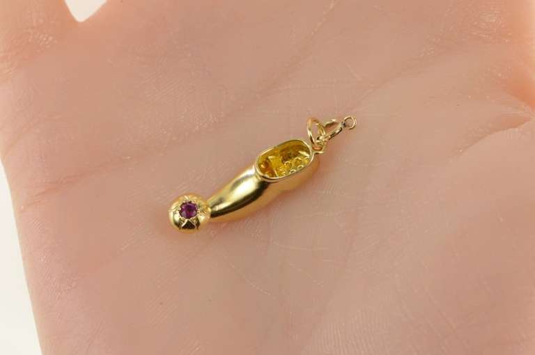 18K Yellow Gold 3D Turkish Slipper Shoe Round Syn. Ruby Charm/Pendant