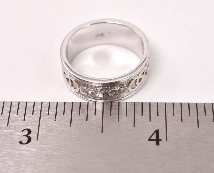 Stunning Claddagh Ring in White Gold