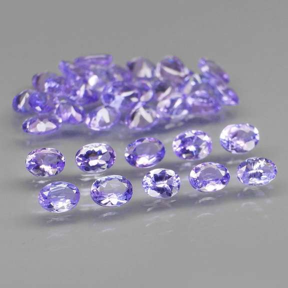 Glittering 5.33ct bright violet Tanzanite set