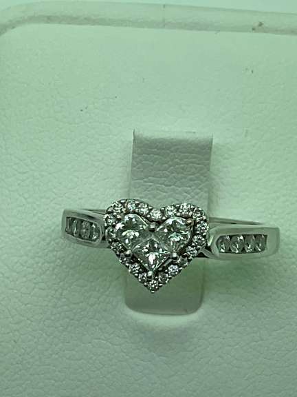 14K WHITE GOLD DIAMOND HEART RING