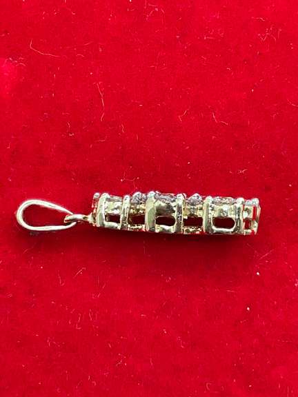 14K GOLD AND DIAMOND PENDANT.