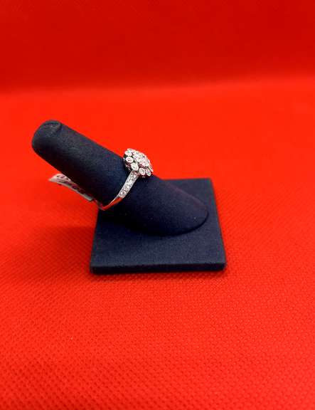 CUTE 14K WHITE GOLD RING WITH 0.80 CARAT OF DIAMOND