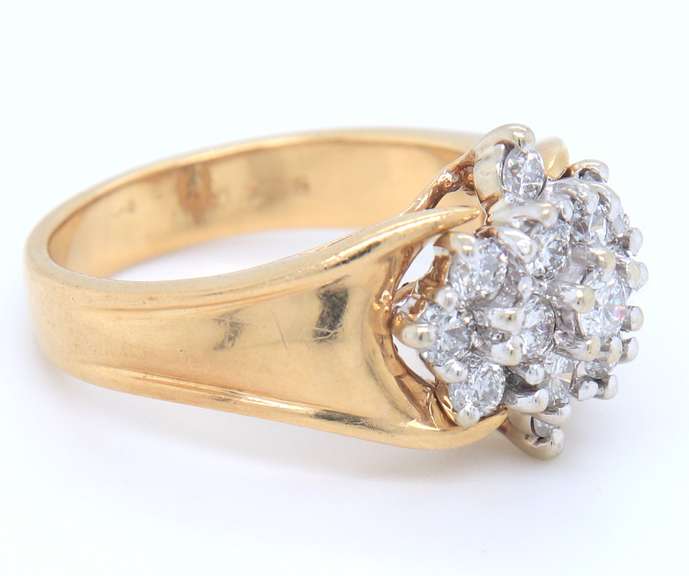 LADIES 14 KT GOLD AND DIAMOND CLUSTER RING