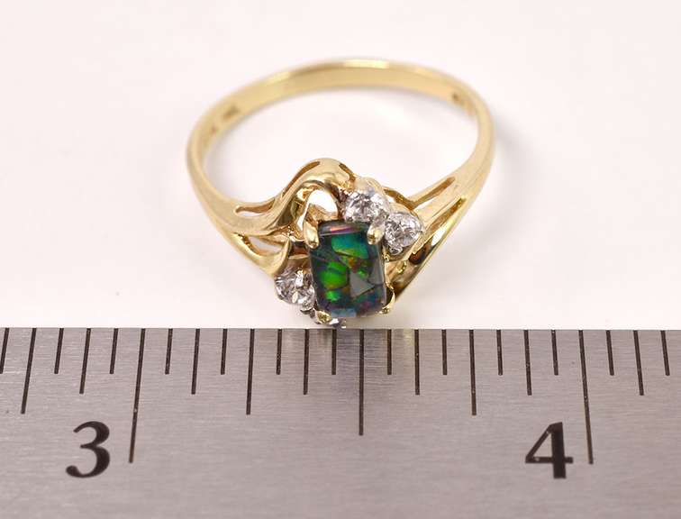 Beautiful Opal Ring in Yellow Gold
