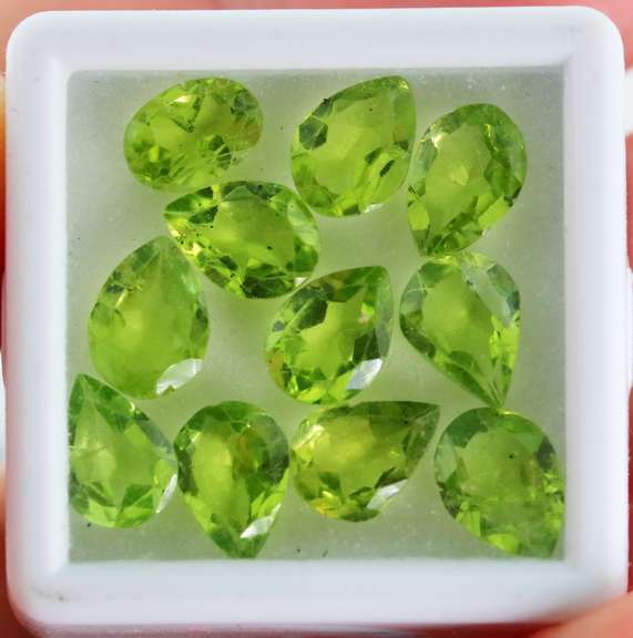 Glittering 11 piece Peridot set weighing 10.10cts