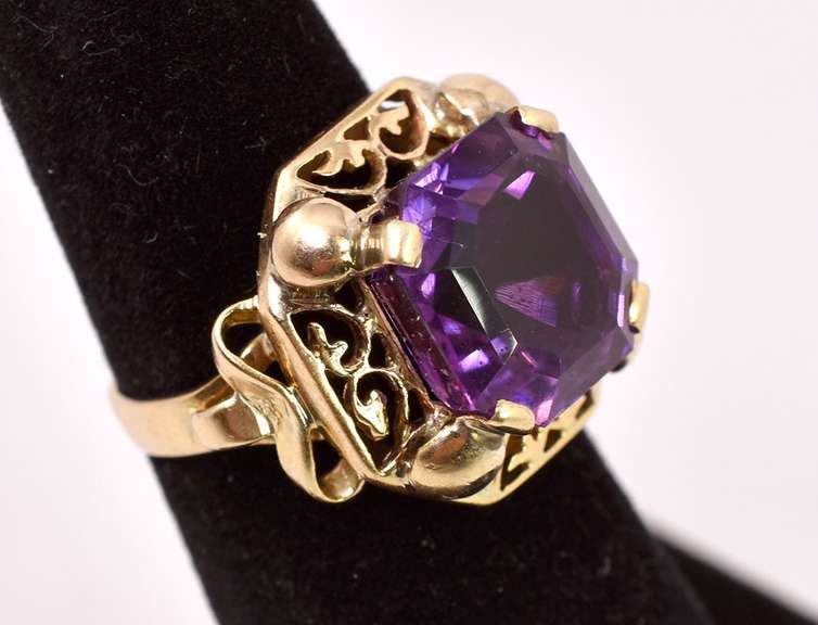 Amazing Vintage Amethyst Ring in 18K Yellow Gold