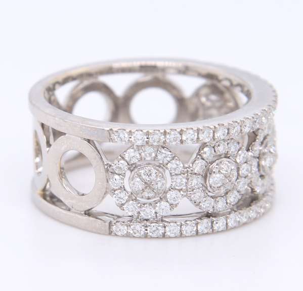 Attractive 18kt White Gold Round Brilliant Cut Diamond Band