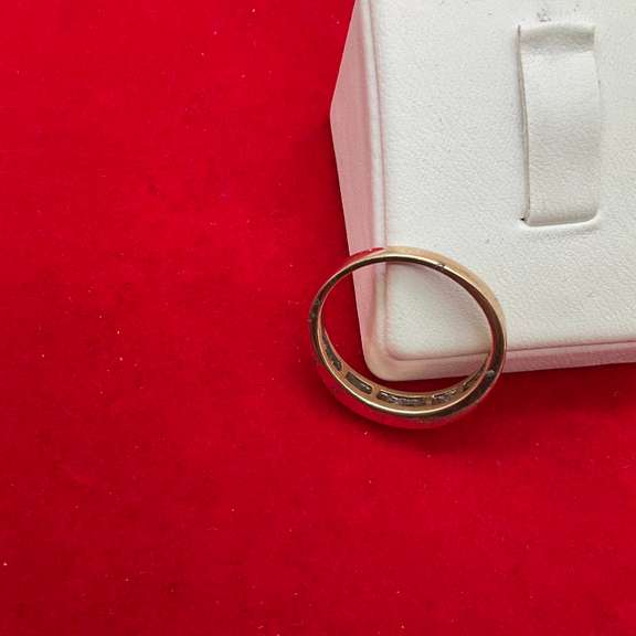 10K YELLOW GOLD AND DIAMOND RING