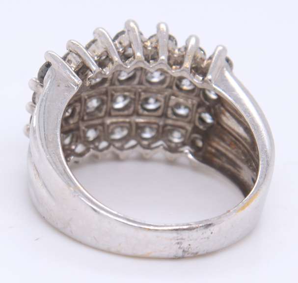LADIES 18 KT WHITE GOLD DIAMOND RING.