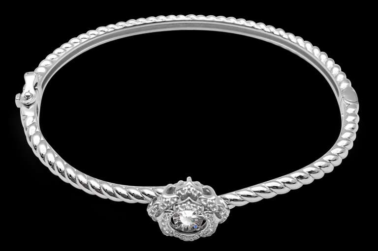 Beautiful Center Flower Twisted Bangle