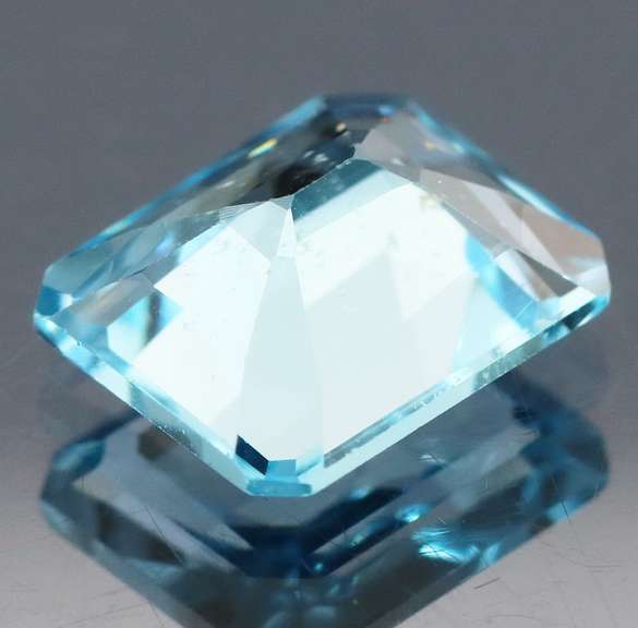 Beautiful 4.83ct emerald cut Topaz