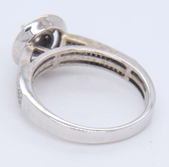 LADIES 14KT WHITE GOLD DIAMOND RING.