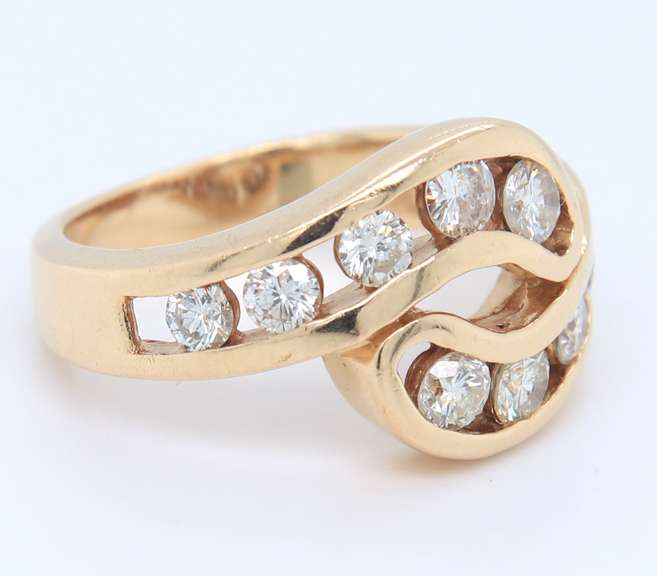 Swirl Design 14kt Gold Sparkling Diamond Ring