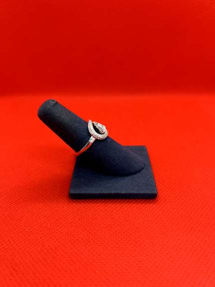 LADIES 14K WHITE GOLD RING WITH 0.68 CARAT OF DIAMOND