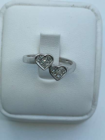 LADIES 14K WHITE GOLD AND DIAMOND HEART RING