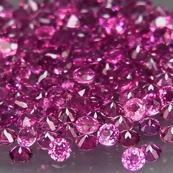 Amazing 3.11ct round cut top violet pink Garnet set