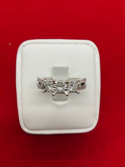 LADIES 14K WHITE GOLD AND DIAMOND RING.